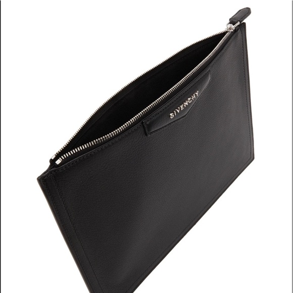 🆕 GIVENCHY
Black Grained Medium Antigona Pouch - Picture 2 of 7